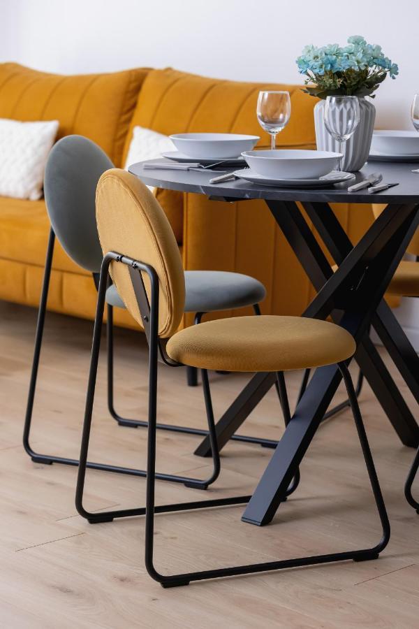 Stylish With Parking In By Renters Apartment